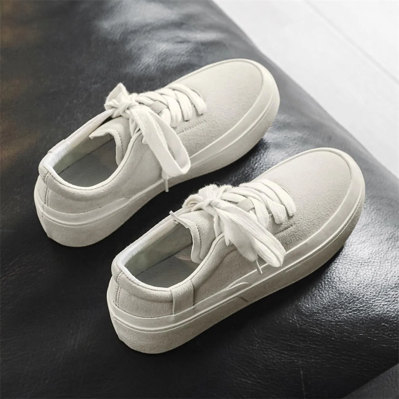 Men's Casual Lace-Up Sneakers Comfortable Chunky Low Top Walking Shoes Retro Skate Shoes